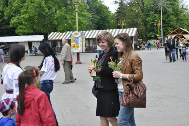 На День матері, франківським матусям подарували 1000 квіток (Фоторепортаж) — фото 2