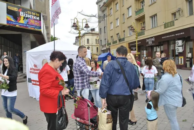 На День матері, франківським матусям подарували 1000 квіток (Фоторепортаж) — фото 4