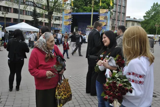 На День матері, франківським матусям подарували 1000 квіток (Фоторепортаж) — фото 8