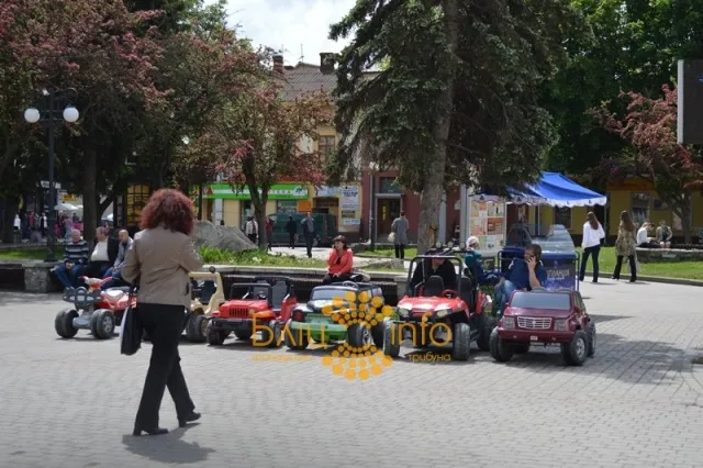Ні влада, ні правоохоронці не можуть навести лад з веломобілями в центі міста (Фото) — фото 2