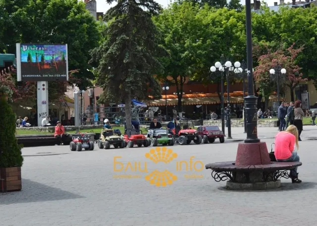 Ні влада, ні правоохоронці не можуть навести лад з веломобілями в центі міста (Фото) — фото 3