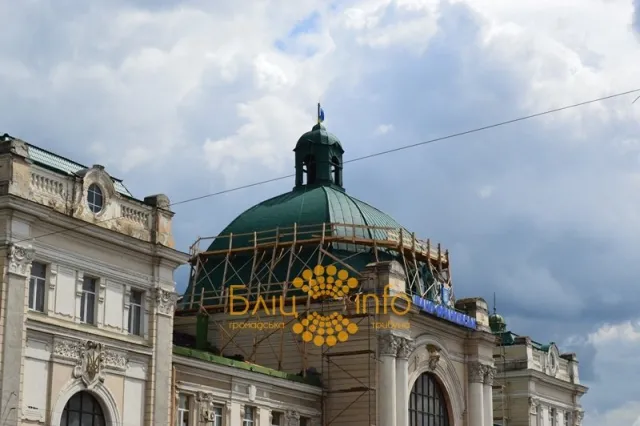 Купол будівлі івано-франківського залізничного вокзалу «отримав» нове життя (Фоторепортаж) — фото 9