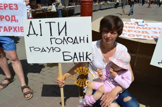 Сьогодні в Івано-Франківську провели незвичайний флеш-моб (Фото) — фото 1