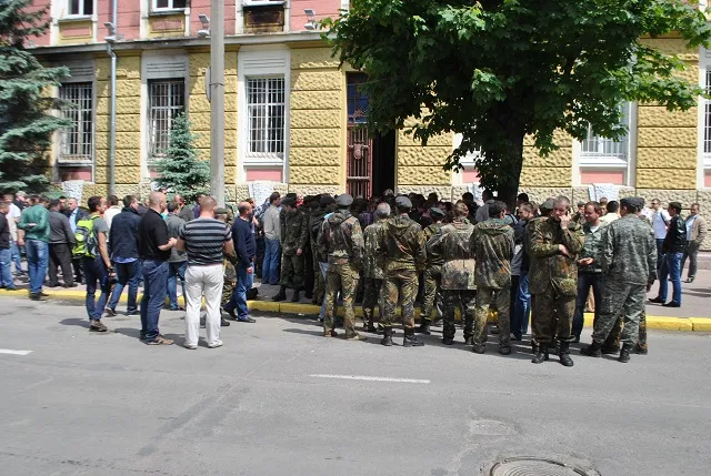 Сьогодні в Івано-Франківську вимагали звільнення начальника СБУ Миколи Найдича (Відео) — фото 2