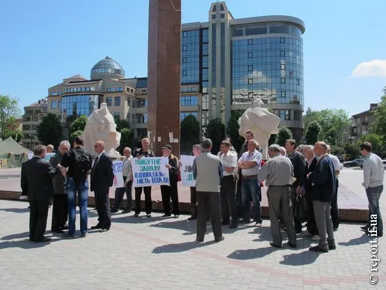 Під будівлею ОДА протестують проти тиску на завод (Фоторепортаж) — фото 1