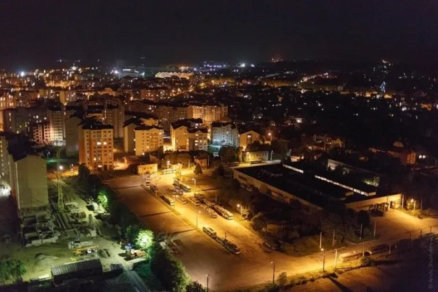 На найвищій точці в Івано-Франківську, замайорів державний прапор (Фото) — фото 3