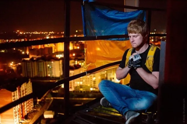 На найвищій точці в Івано-Франківську, замайорів державний прапор (Фото) — фото 4