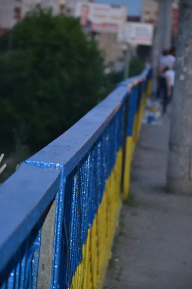Івано-Франківські студенти розфарбували міст в національні кольори (Фоторепортаж) — фото 2
