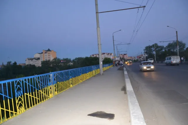 Івано-Франківські студенти розфарбували міст в національні кольори (Фоторепортаж) — фото 3