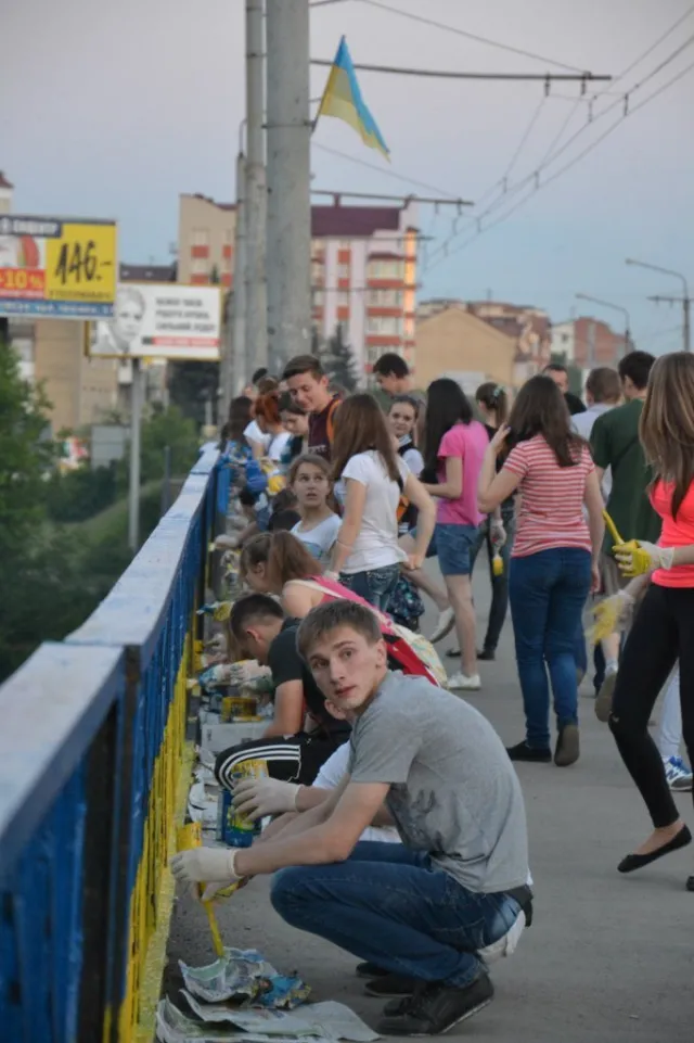 Івано-Франківські студенти розфарбували міст в національні кольори (Фоторепортаж) — фото 5