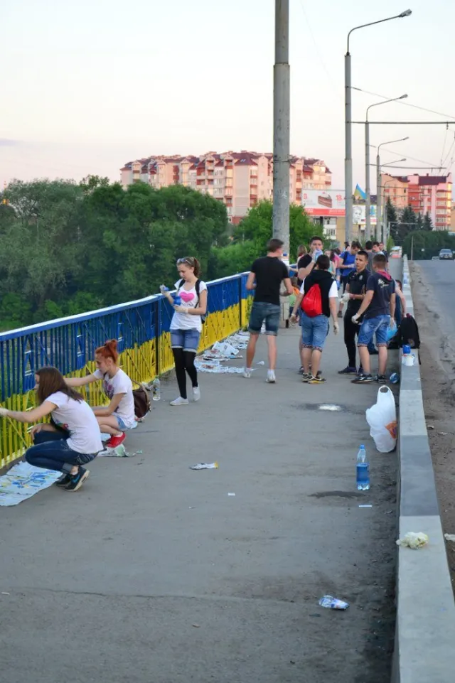 Івано-Франківські студенти розфарбували міст в національні кольори (Фоторепортаж) — фото 6