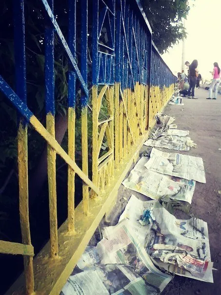Івано-Франківські студенти розфарбували міст в національні кольори (Фоторепортаж) — фото 8