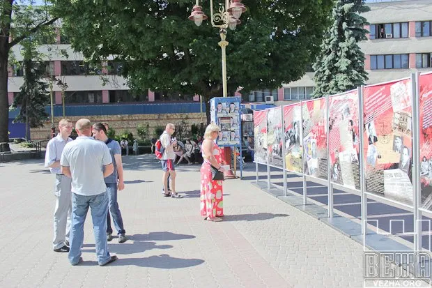 На Вічевому майдані з нагоди  Дня Героїв виставили 9 великих банерів (Фоторепортаж) — фото 3