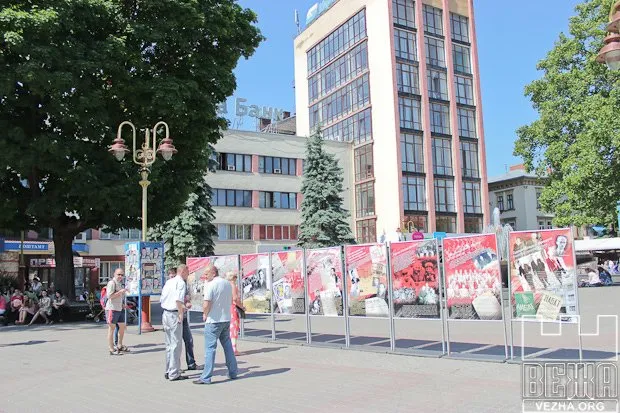 На Вічевому майдані з нагоди  Дня Героїв виставили 9 великих банерів (Фоторепортаж) — фото 4