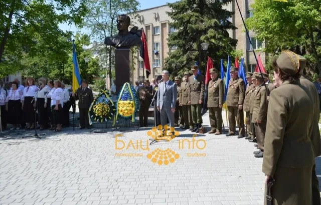 В Івано-Франківську відбулося віче з нагоди відзначення Дня Героїв (Фоторепортаж) — фото 7