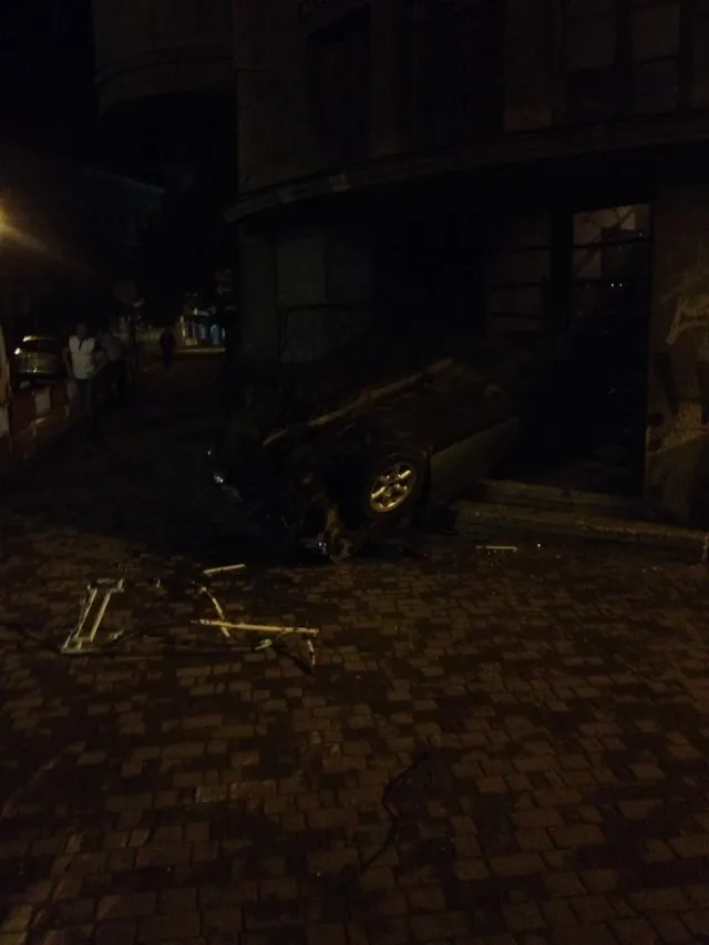 В центрі Івано-Франківська, п’яний водій врізався у житловий будинок (Фото) — фото 2