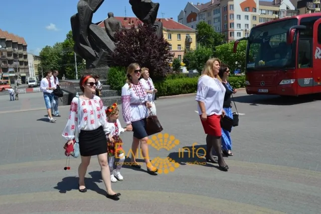 В Івано-Франківську пройшов марш у вишиванках (Фоторепортаж) — фото 5