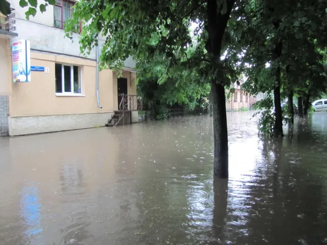 Це не Венеція! Це вулиця Марійки Підгірянки в Івано-Франківську (Фоторепортаж) — фото 1