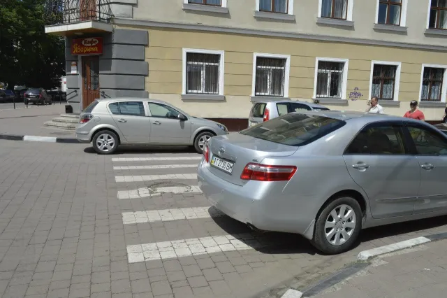 Франківські «авторагулі 99 рівня», які блокують пішохідний перехід з двох сторін (Фото) — фото 2