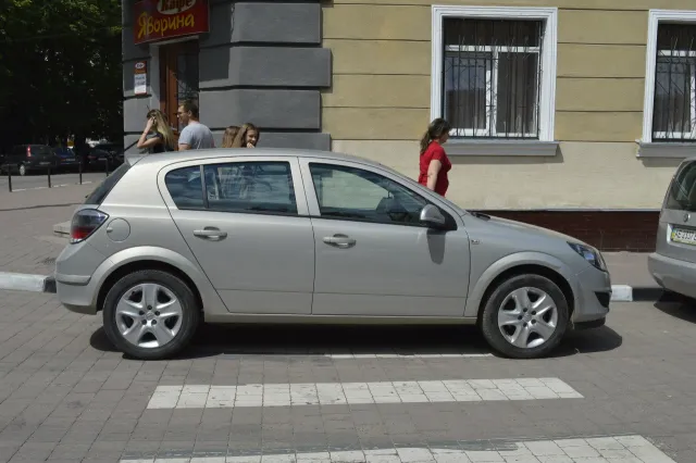 Франківські «авторагулі 99 рівня», які блокують пішохідний перехід з двох сторін (Фото) — фото 3