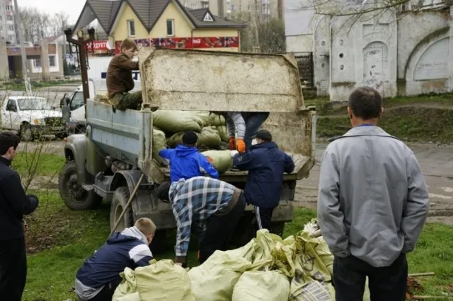 Мешканкі Івано-Франківська організувалися, щоб відновити занедбаний дитячий майданчик (Фото) — фото 2
