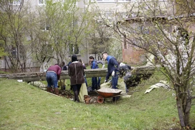 Мешканкі Івано-Франківська організувалися, щоб відновити занедбаний дитячий майданчик (Фото) — фото 3