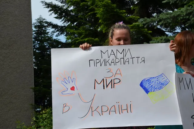 В Івано-Франківську матусі знову пікетували СБУ (Фоторепортаж) — фото 1