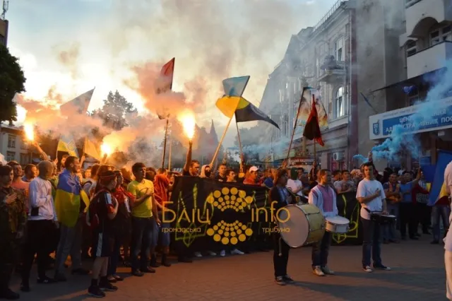 В Івано-Франківську відбувся Марш Єдності. Співали традиційний гімн «Путін х*йло» (Фоторепортаж) + (Відео) — фото 1