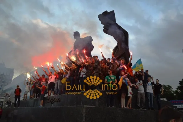 В Івано-Франківську відбувся Марш Єдності. Співали традиційний гімн «Путін х*йло» (Фоторепортаж) + (Відео) — фото 7