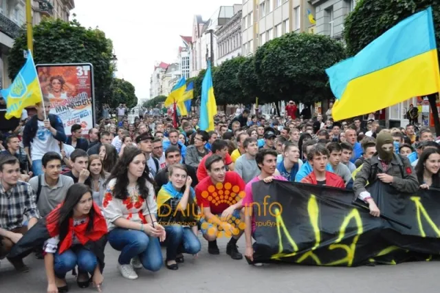 В Івано-Франківську відбувся Марш Єдності. Співали традиційний гімн «Путін х*йло» (Фоторепортаж) + (Відео) — фото 8