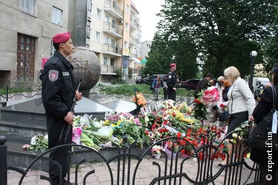 В Івано-Франківську траур за прикарпатцями, які загинули у Слов'янську (Фоторепортаж) — фото 1