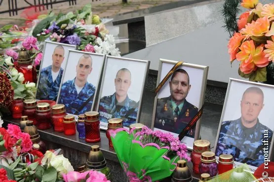 В Івано-Франківську траур за прикарпатцями, які загинули у Слов'янську (Фоторепортаж) — фото 4