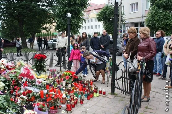 В Івано-Франківську траур за прикарпатцями, які загинули у Слов'янську (Фоторепортаж) — фото 5