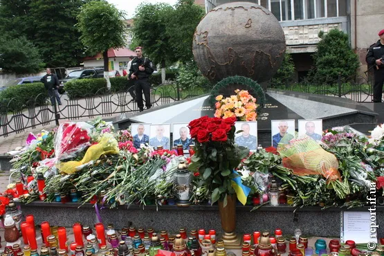 В Івано-Франківську траур за прикарпатцями, які загинули у Слов'янську (Фоторепортаж) — фото 7