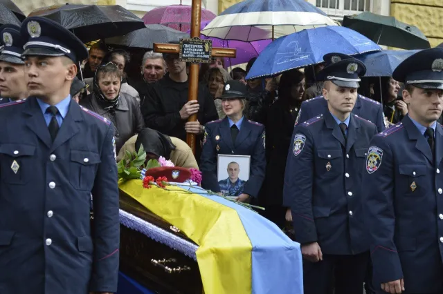 Івано-Франківськ прощався із загиблими в Слов'янську військовими (Фоторепортаж) + (Відео) — фото 4