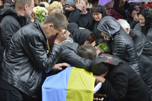 Івано-Франківськ прощався із загиблими в Слов'янську військовими (Фоторепортаж) + (Відео) — фото 5