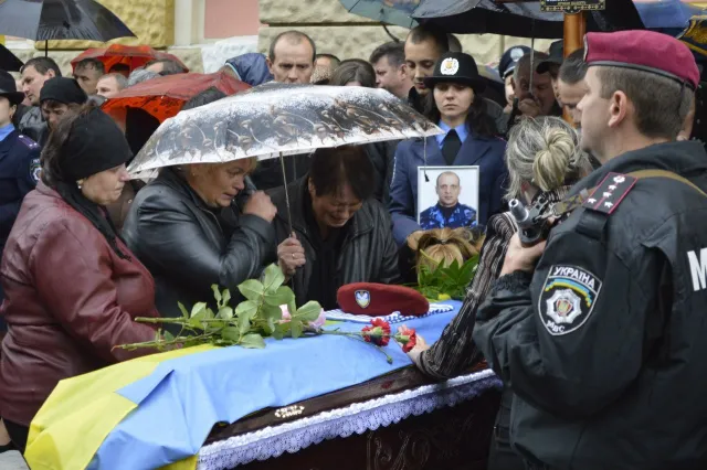 Івано-Франківськ прощався із загиблими в Слов'янську військовими (Фоторепортаж) + (Відео) — фото 6