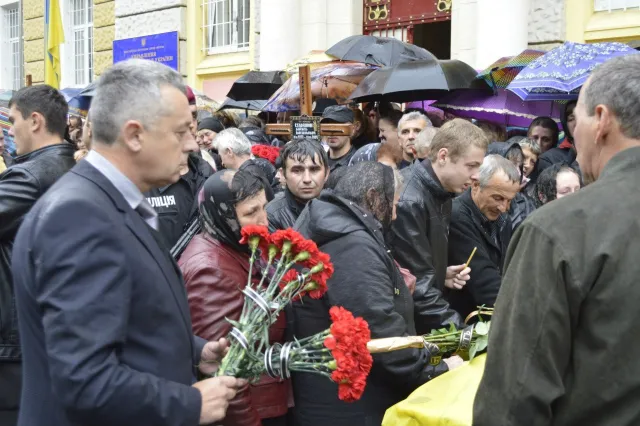 Івано-Франківськ прощався із загиблими в Слов'янську військовими (Фоторепортаж) + (Відео) — фото 9