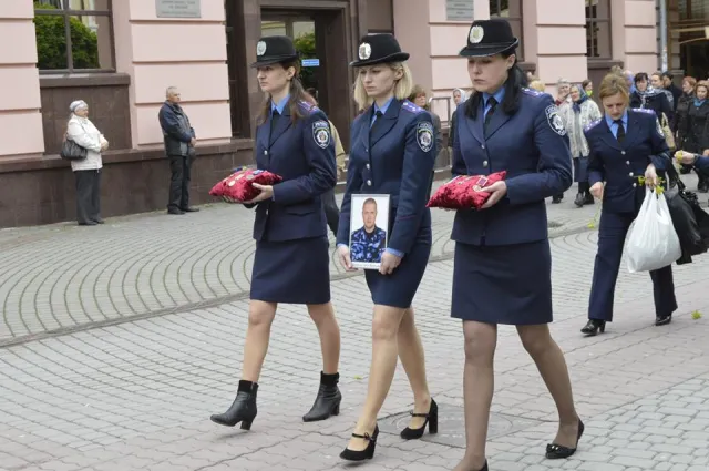 В Івано-Франківську поховали трьох з шести бійців, які загинули під Слов`янськом в ході АТО (Фоторепортаж) + (Відео) — фото 1