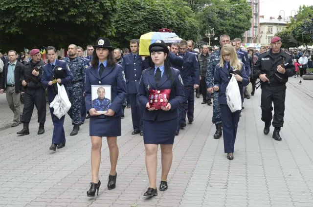 В Івано-Франківську поховали трьох з шести бійців, які загинули під Слов`янськом в ході АТО (Фоторепортаж) + (Відео) — фото 2
