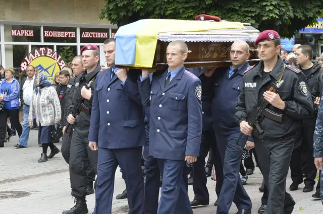 В Івано-Франківську поховали трьох з шести бійців, які загинули під Слов`янськом в ході АТО (Фоторепортаж) + (Відео) — фото 3