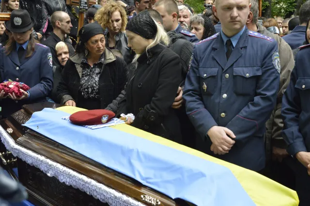 В Івано-Франківську поховали трьох з шести бійців, які загинули під Слов`янськом в ході АТО (Фоторепортаж) + (Відео) — фото 6