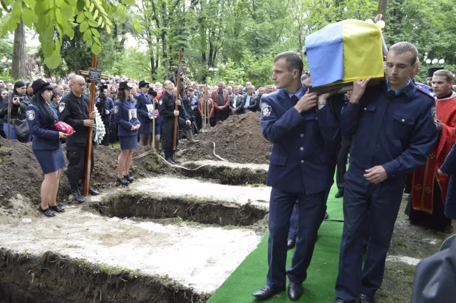 В Івано-Франківську поховали трьох з шести бійців, які загинули під Слов`янськом в ході АТО (Фоторепортаж) + (Відео) — фото 8