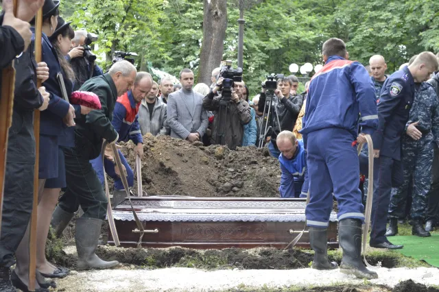 В Івано-Франківську поховали трьох з шести бійців, які загинули під Слов`янськом в ході АТО (Фоторепортаж) + (Відео) — фото 9