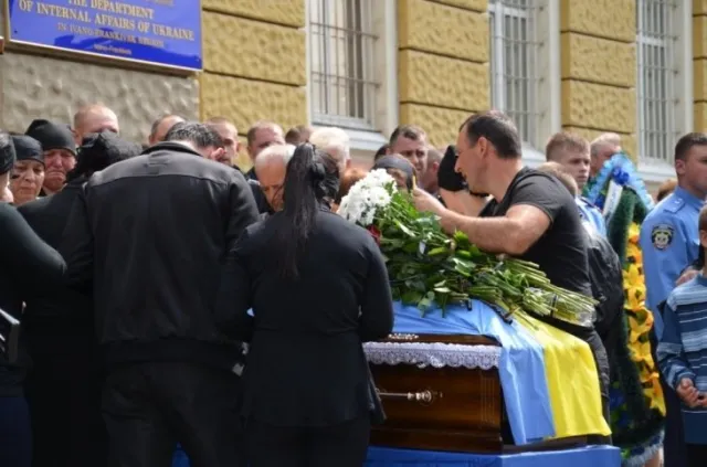 Сьогодні прощалися із загиблим під Слов'янськом бійцем «Беркуту» Петром Остап'юком (Фоторепортаж) + (Відео) — фото 3