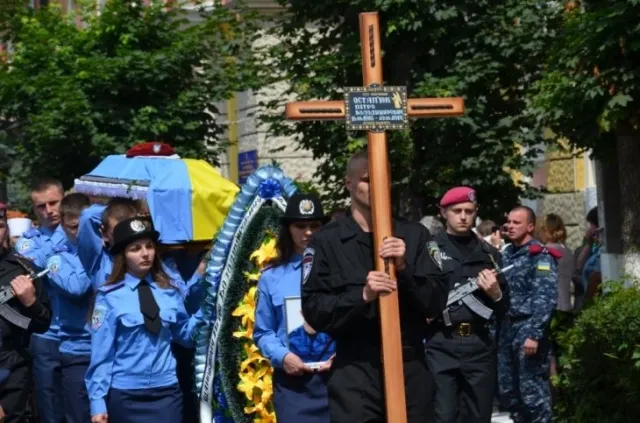 Сьогодні прощалися із загиблим під Слов'янськом бійцем «Беркуту» Петром Остап'юком (Фоторепортаж) + (Відео) — фото 6