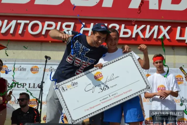 На вихідних в Івано-Франківську відбувся щорічний чемпіонат з поїдання бургерів (Фоторепортаж) — фото 1
