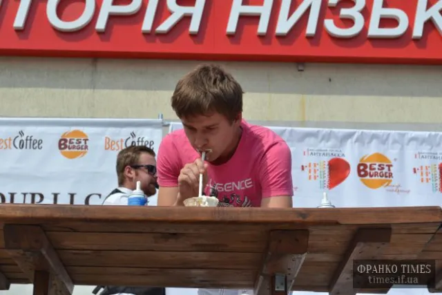 На вихідних в Івано-Франківську відбувся щорічний чемпіонат з поїдання бургерів (Фоторепортаж) — фото 4