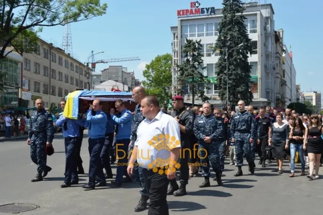 У Меморіальному сквері поховали прикарпатського «беркутівця» Михайла Шемегінського (Фоторепортаж) — фото 1
