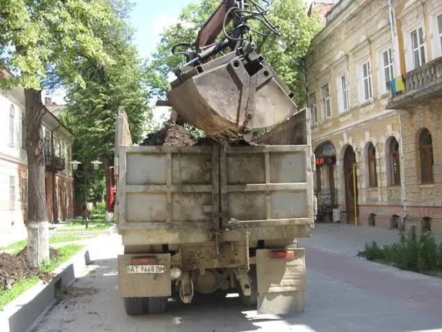 На вулиці Шевченка удобрюють клумби з бур'янами (Фото) — фото 1